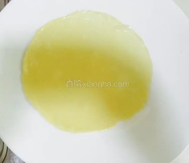 放入蒸锅蒸三分钟左右看有气泡出来就可以取出，把蒸盘放在水盆里降温，用手慢慢把面皮揭下来，上面涂上油，然后再把蒸盘刷上油做第二个，每做好一个都要涂上油，避免放在一起的时候会粘连