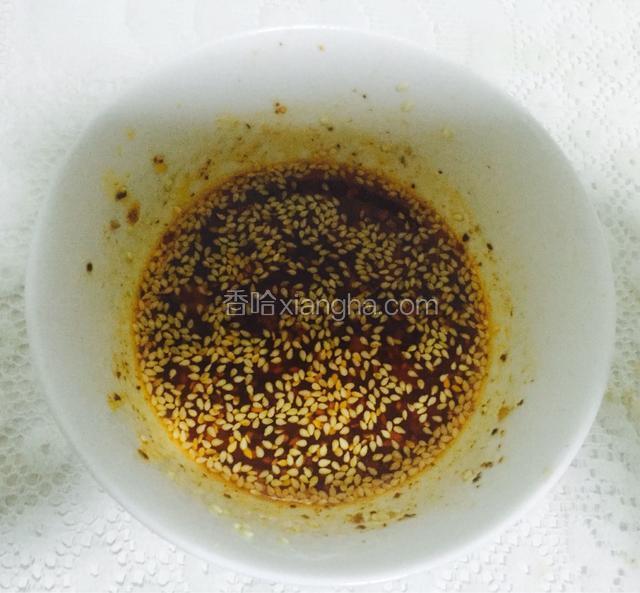 把辣椒粉，去皮芝麻，盐，蒜泥，姜汁放进碗里，炒锅放油烧热，把油泼入碗中，然后倒入生抽，待料汁放凉后加入适量香醋，这样调料汁就做好了