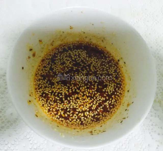 把辣椒粉，去皮芝麻，盐，蒜泥，姜汁放进碗里，炒锅放油烧热，把油泼入碗中，然后倒入生抽，待料汁放凉后加入适量香醋，这样调料汁就做好了