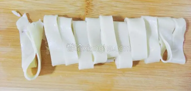 面皮卷起来切成条状