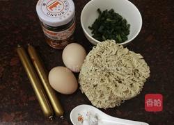 火腿鸡蛋炒面的做法图解1