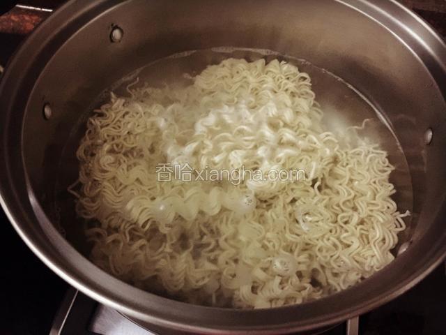 锅中放入适量水煮开把蔬菜面放入煮开后迅速把面打散，面有八成熟就可以捞起马上过凉开水，以免面粘糊一起
