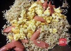 火腿鸡蛋炒面的做法图解7