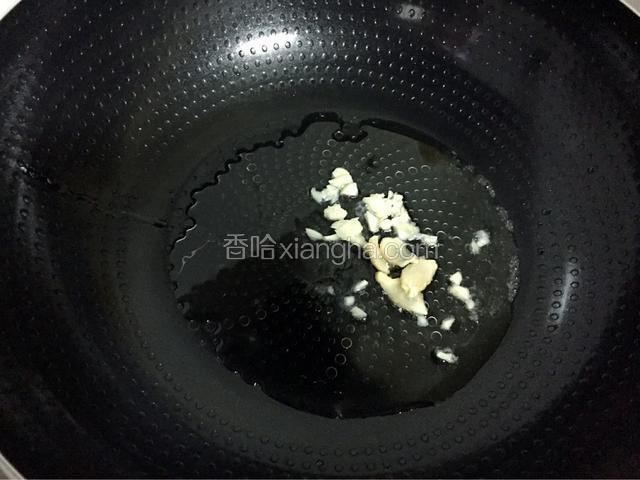 锅中倒入适量的油烧热后放入蒜末和姜片爆香