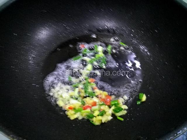 热锅倒油，油热下葱姜炒香，