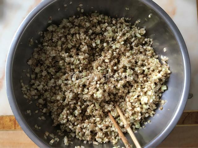 茄子切丁，放少量盐腌出水。