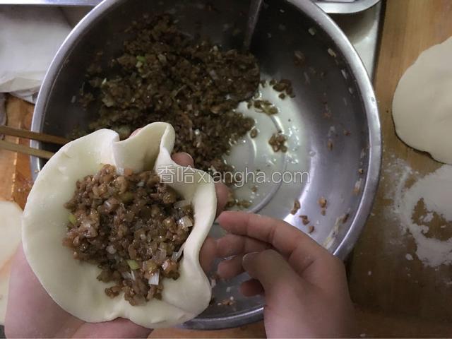 腌制好的茄子把水挤出，加入葱花、花椒面、姜面和盐。热锅烧油，等油温七成热时，把油浇在菜上。最后用筷子搅拌均匀。可以开包啦！