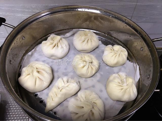 冷水上锅蒸30分钟（水开后开始计时）后，放置10分钟后出锅