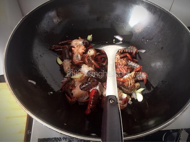 再放入洗好的龙虾，翻炒