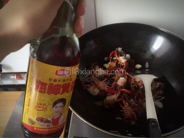 倒入海神黄酒，翻炒均匀