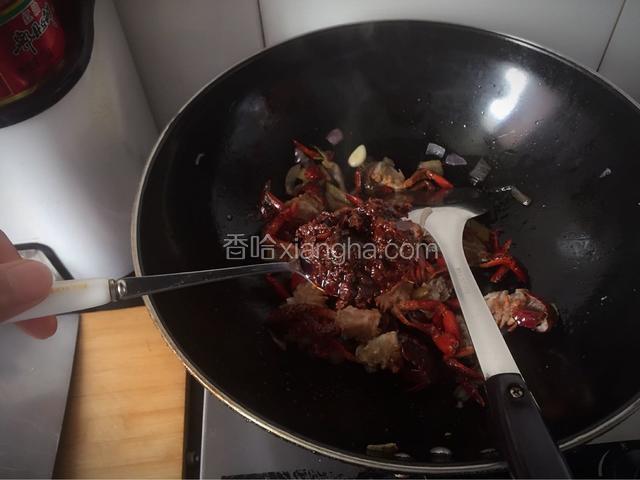 继续放入香爆酱及以上调味品，翻炒均匀
