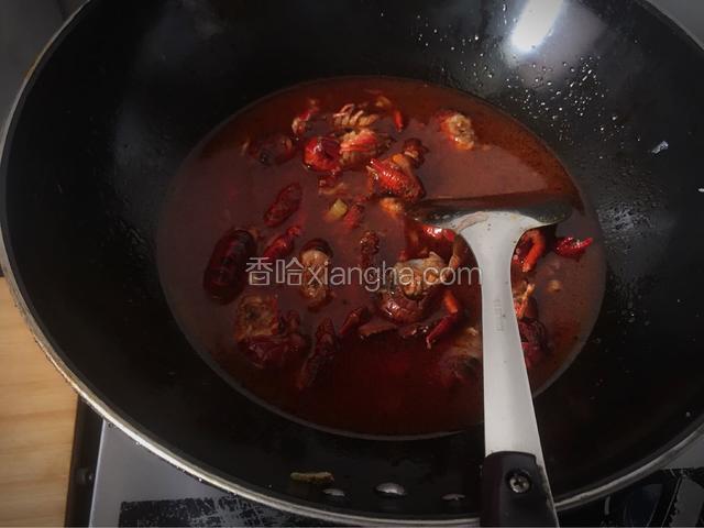 加入没过龙虾的清水及陈皮，大火闷制