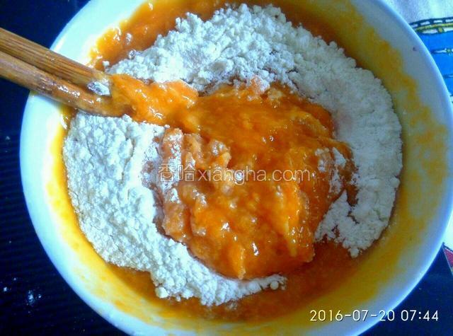 发面的空档，准备馅料。把杏子酱中加入白糖，如果酱比较稀，可以适当加一些面粉，搅拌均匀待用。