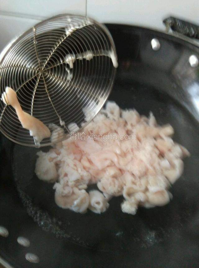 锅里烧开水，把大肠倒进去过一遍立即捞出，过凉水沥干。