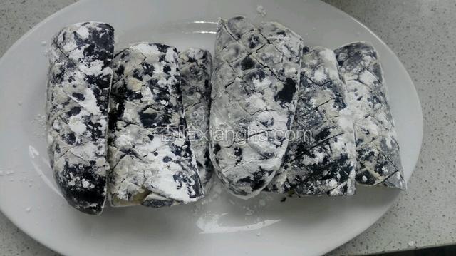 将切好的茄子改成2寸长的段，粘上淀粉