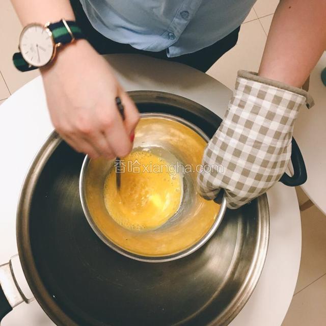 调荷兰酱汁：原料有鸡蛋两个，黄油一小勺，柠檬半个，盐和白胡椒少许。鸡蛋的蛋黄与蛋清分离，蛋黄放在干净无水无油的盆里，加入3匙冷水，锅放火上，里面倒入适量的冷水，把装有蛋黄的盆放在水中，开小火，隔水加热，并用筷子朝一个方向搅拌鸡蛋液，隔水加热时要保持小火，火力太大盆壁受温过高，容易把鸡蛋液弄熟影响打发鸡蛋液被打发均匀，且表面出现大量气泡，继续搅拌鸡蛋液。气泡逐渐消失，蛋液开始逐渐粘稠。继续搅拌鸡蛋液，直至蛋液变稠，可以挂在筷子上，形成鸡蛋糊。黄油隔水融化，倒入鸡蛋糊中，加热柠檬汁和少许盐，搅拌均匀。