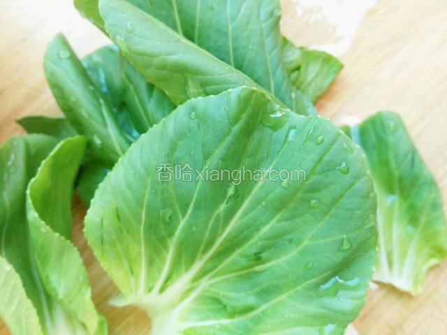 青菜洗干净，切细
