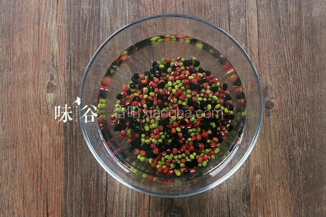将绿豆、赤小豆和黑豆洗净，用清水浸泡1个小时；