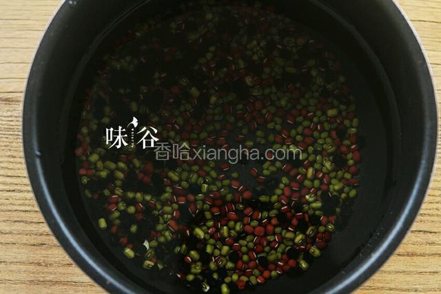 将三豆放入锅中，加入约600ml的清水，用大火烧滚后转小火慢煮1个小时。