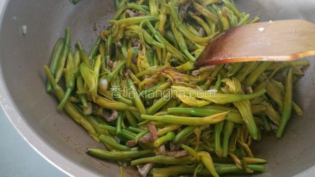 加入黄花菜，加入少许盐，糖，蚝油，生抽调味炒匀即可出锅