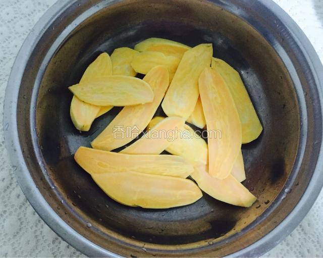 红薯去皮切片放蒸锅蒸熟