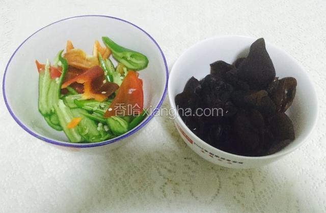 青红椒切块，木耳水泡后冲洗干净