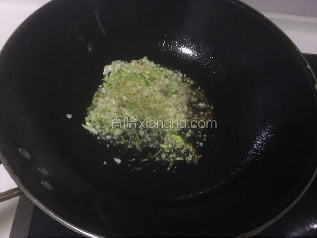炒锅烧热放油，把葱姜蒜末炒香