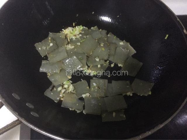 放入切好的焖子