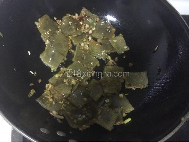 倒入适量豆豉