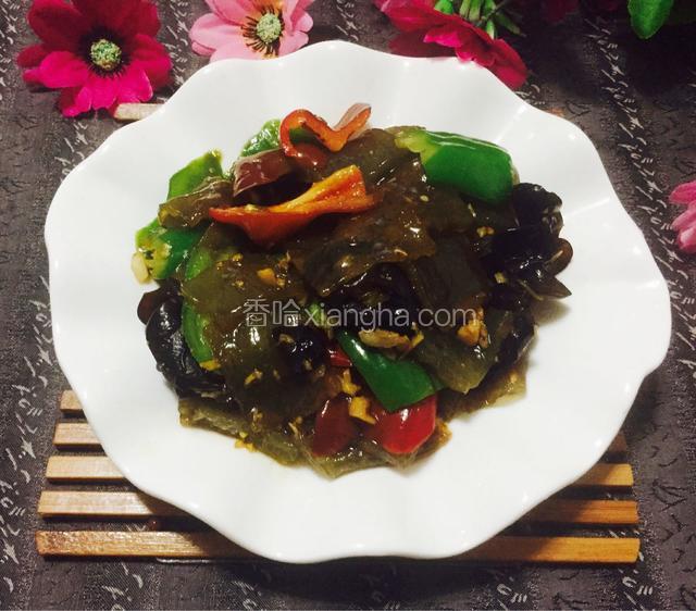 翻炒至焖子变软后放入青红椒，盐，鸡精，再炒片刻即可出锅