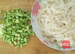 豆角炒面条的做法图解1