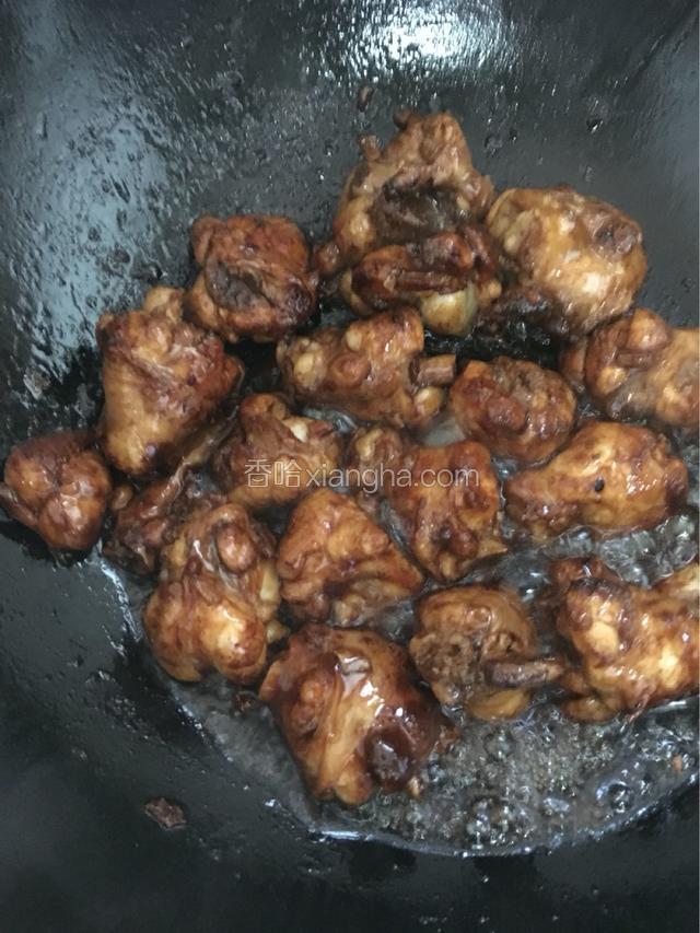 锅里加少许食用油，将鸡翅根爆香，加适量的生抽及蚝油