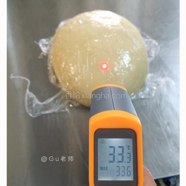 揉好的面团延续发酵20分钟
夏天很热
发酵很快