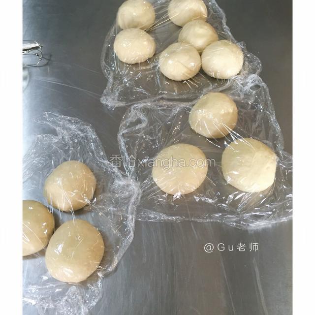 将面团平均分割均匀3份
揉圆盖上保鲜膜静止10分钟后进行擀卷排气
这是4个吐司的量
请忽略图