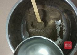 蜂蜜汁龟苓膏的做法图解2