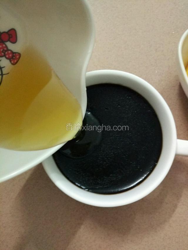 把蜂蜜蕉到龟苓膏上