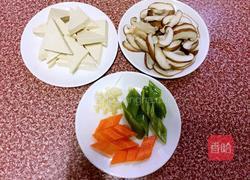 香菇炒豆腐的做法图解2