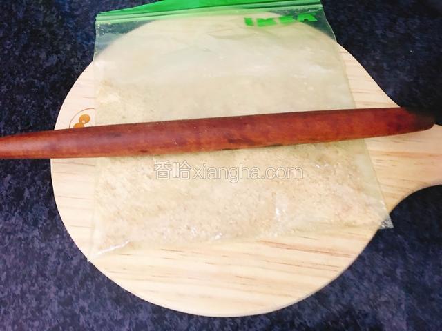 消化饼干用擀面杖碾成粉末状