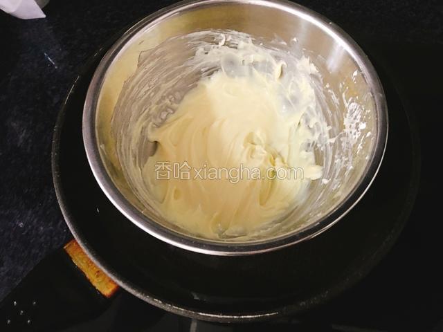 奶油奶酪加糖隔热水软化，搅打顺滑