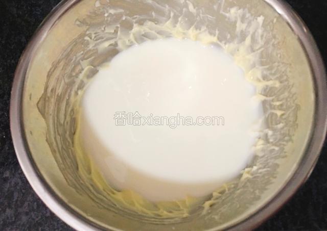 倒入酸奶，搅打顺滑