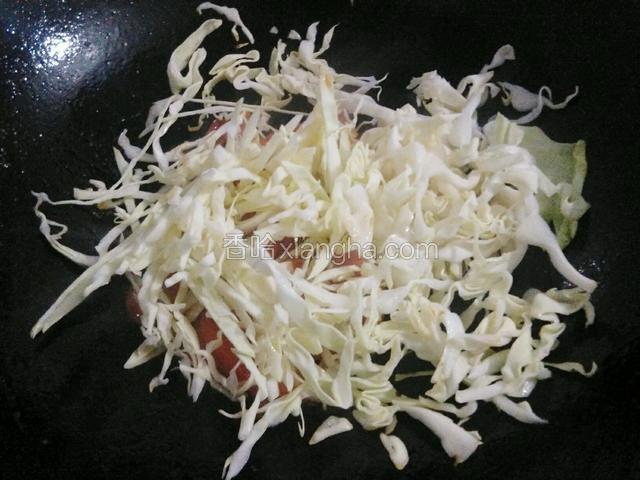 西红柿炒碎后放入圆白菜。