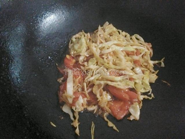 放入盐，醋，味极鲜翻炒均匀。
