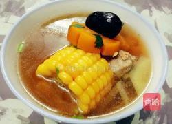 玉米排骨汤的做法图解1