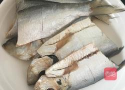 煎蒜香青鳞鱼的做法图解1
