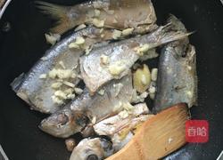煎蒜香青鳞鱼的做法图解2