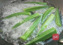 秋葵炒蛋的做法图解1