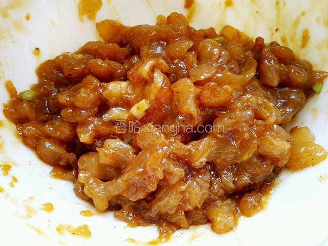 鸡胸肉切成小丁，加入耗油，料酒，盐，黑胡椒汁，小葱，姜汁，淀粉，食用油腌渍30分钟