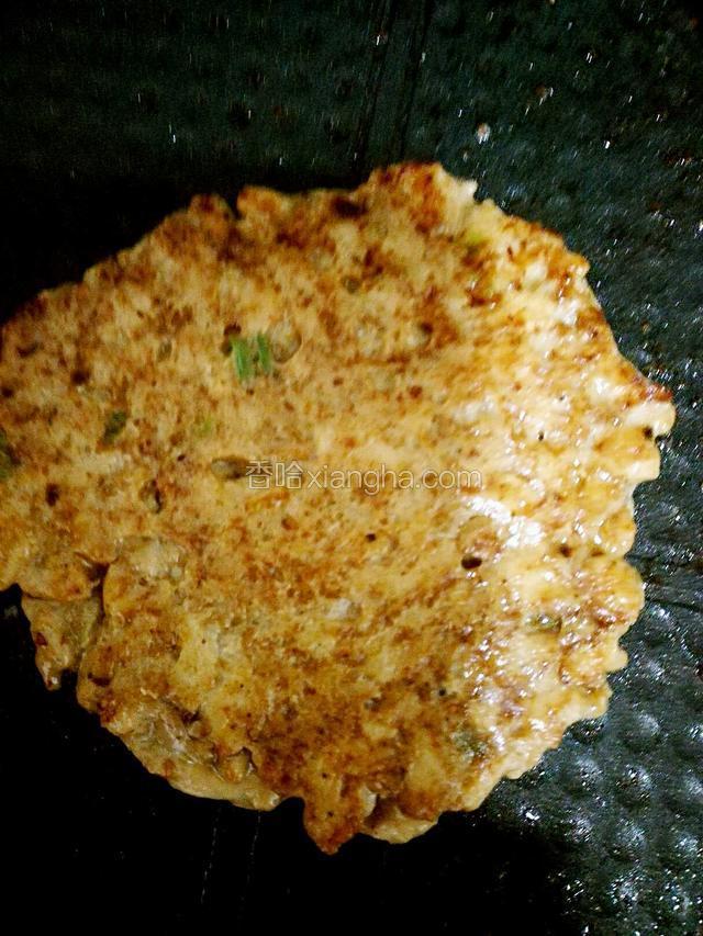 把鸡肉放进电饼铛煎熟