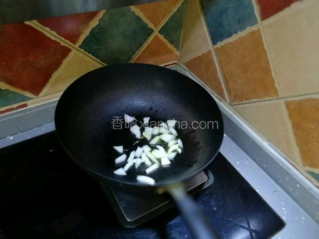 加入洋葱翻炒