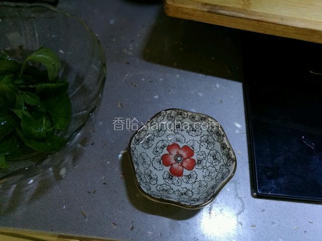 熬煮两分钟加入少量水